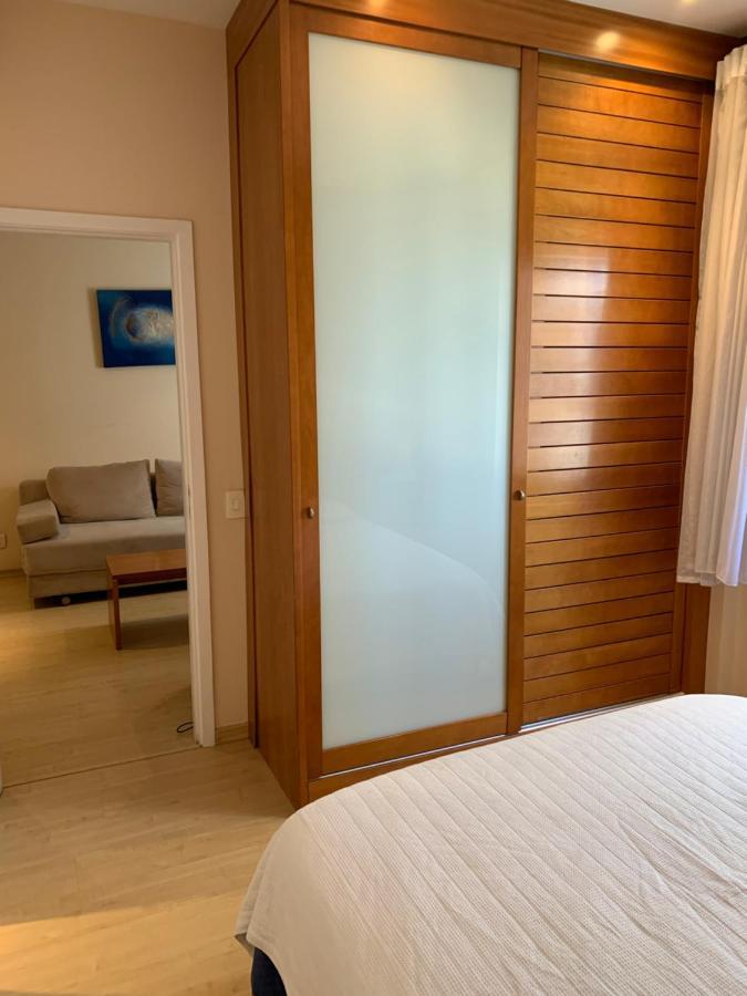 Residencial Com Servicos 45 Metros Decorado Com Sala, E Cozinha Na Quadra Da De Copacabana *