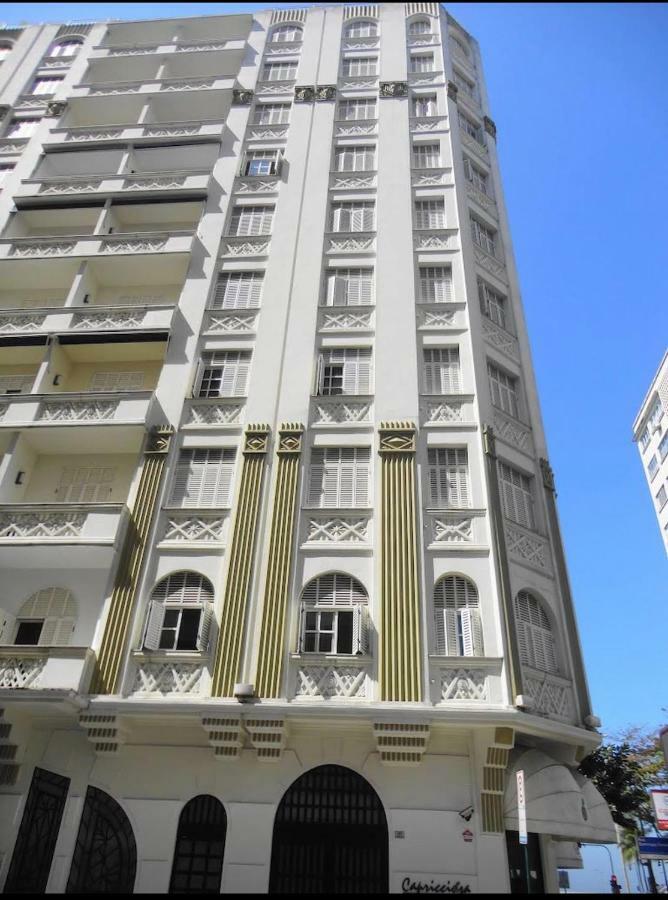 Residencial Com Servicos 45 Metros Decorado Com Sala, E Cozinha Na Quadra Da De Copacabana Apartment *
