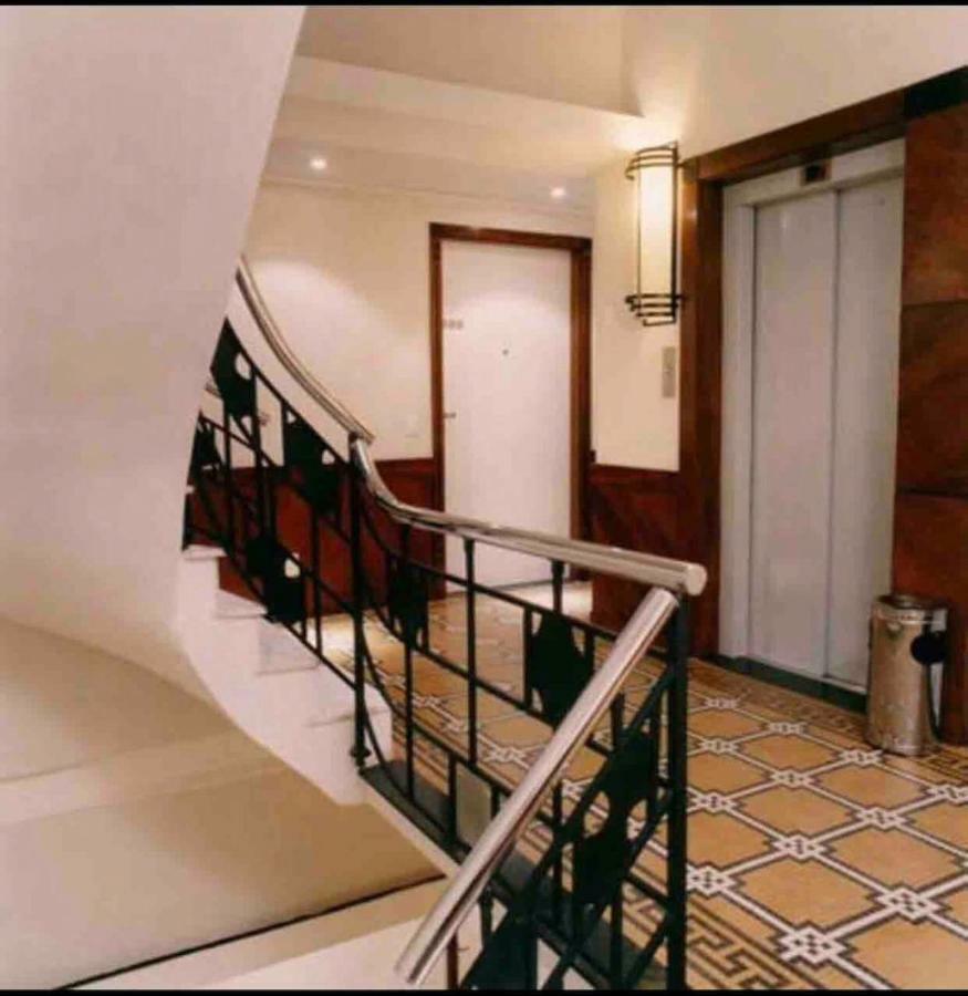 Residencial Com Servicos 45 Metros Decorado Com Sala, E Cozinha Na Quadra Da De Copacabana *